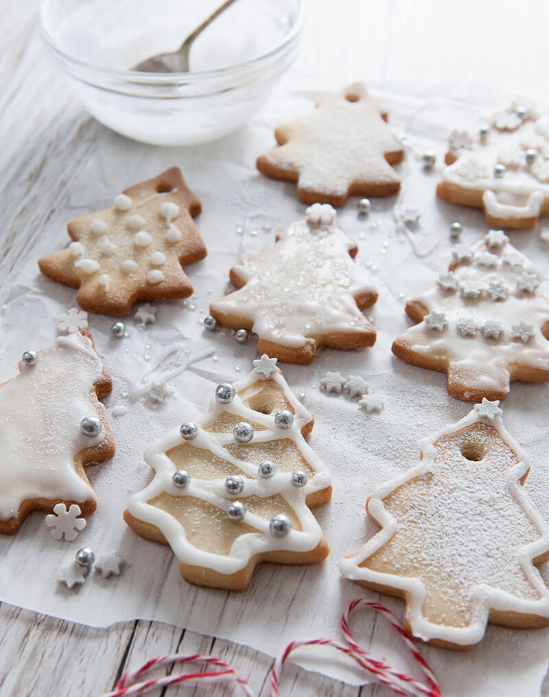Tree shaped Christmas biscuits 