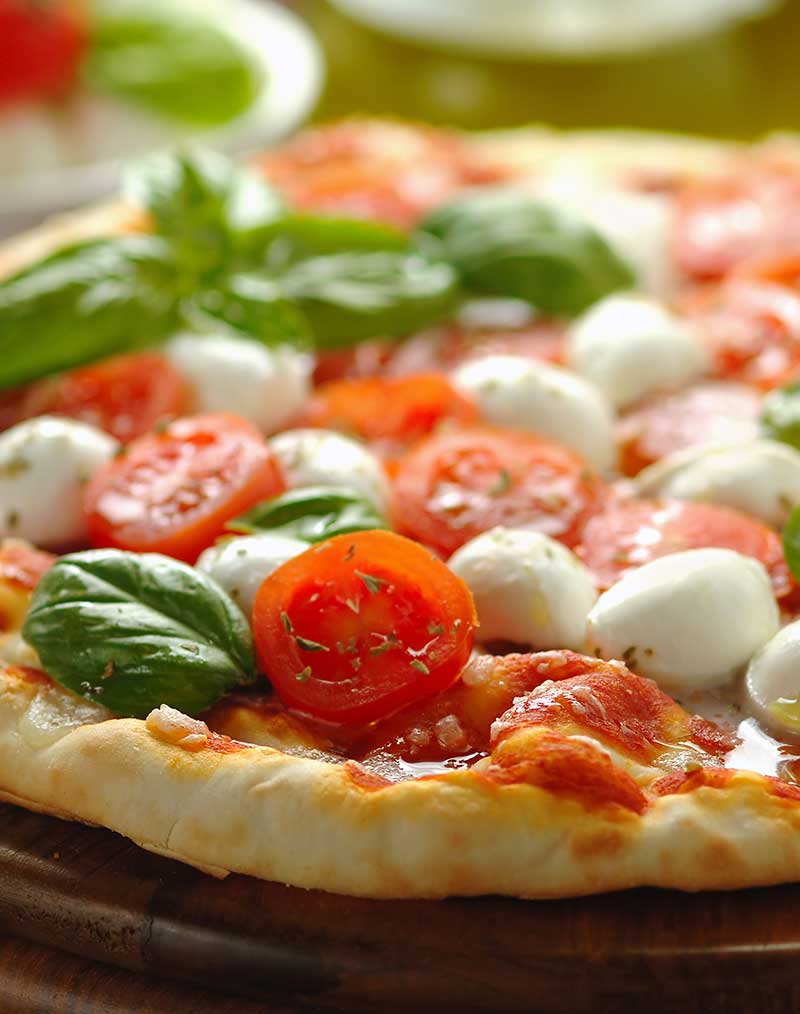 Pizza au basilic frais,  tomates de Pachino, mozzarella de bufflonne