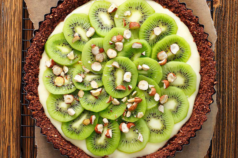 Chocolate tart with vanilla cream and kiwi