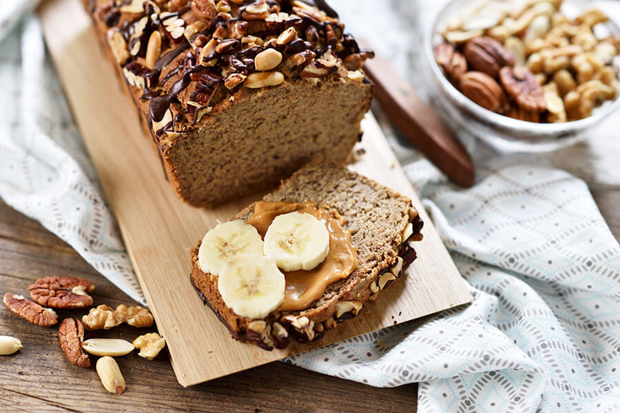 Pane alle banane con frutta secca e cioccolato