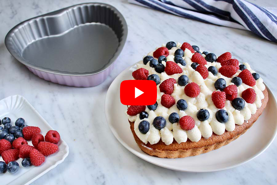 Torta paradiso con panna e frutti di bosco