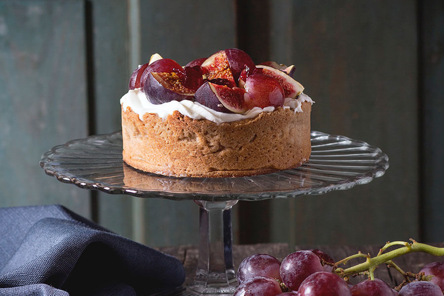 Tart with red grapes, figs and whipped cream