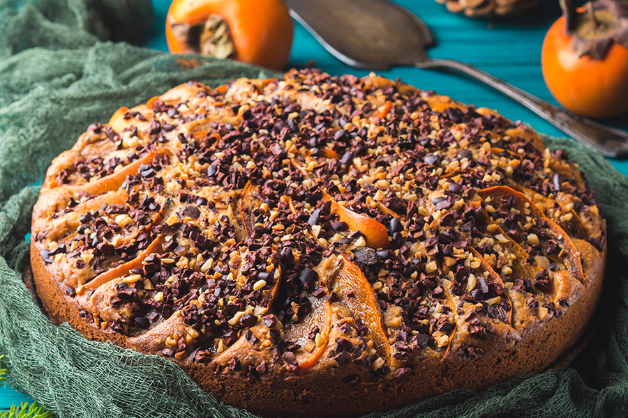 Gâteau aux kakis, grué de cacao et noix