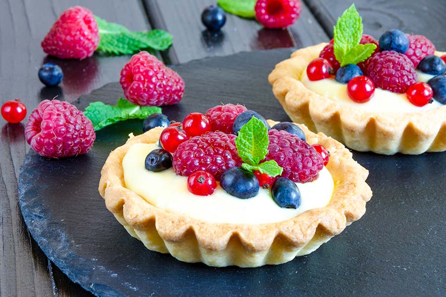 Tarte aux fruits des bois avec crème chantilly 