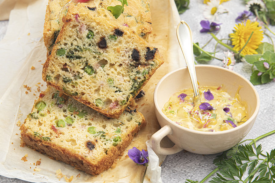 Plumcake salato di primavera con olive, piselli e ravanelli