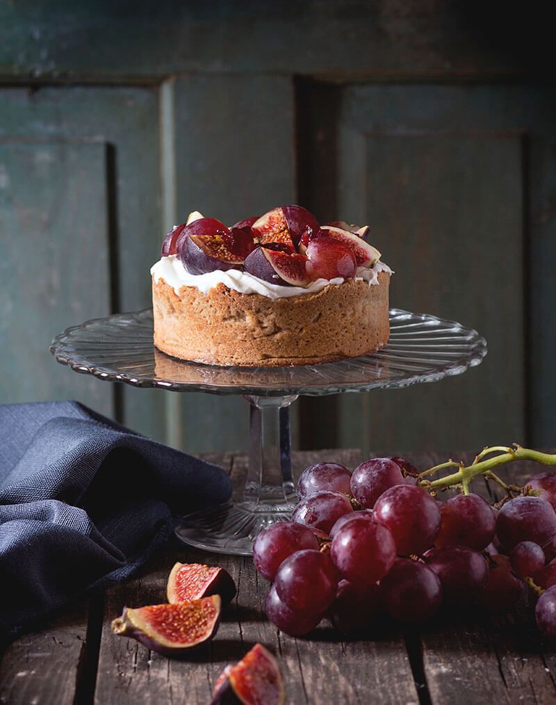 Torta con uva rossa, fichi e panna